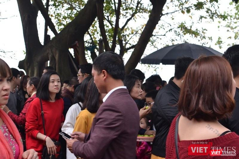 Cuối giờ chiều, dòng người đổ về Phủ vẫn không giảm