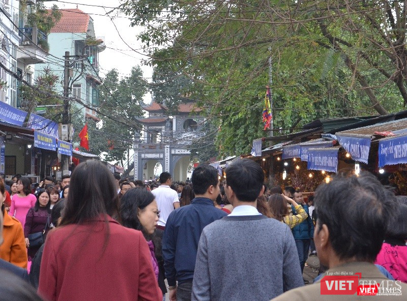 Dòng người nườm nượp vào Phủ