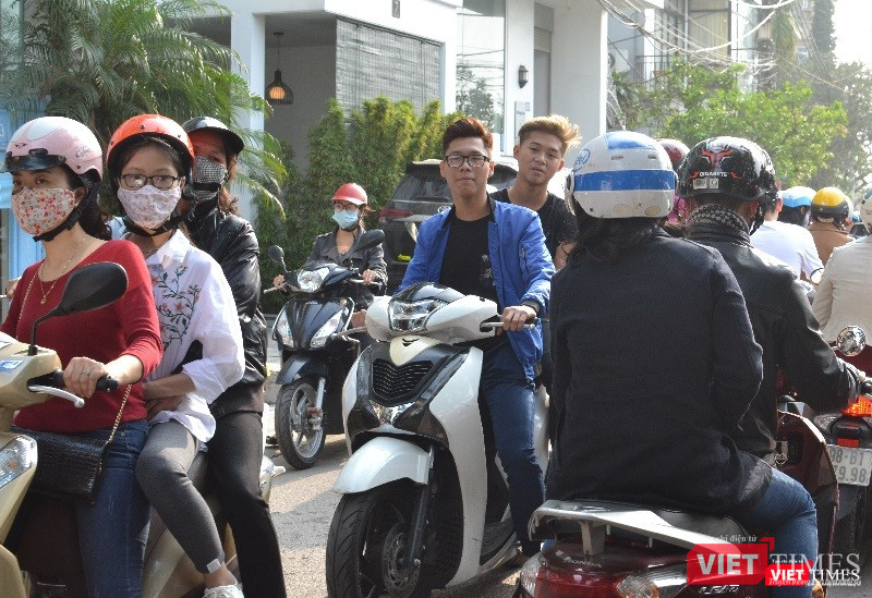 Đoạn đường đi vào Phủ luôn đông nghịt người, tuy nhiên vẫn có thể lưu thông được