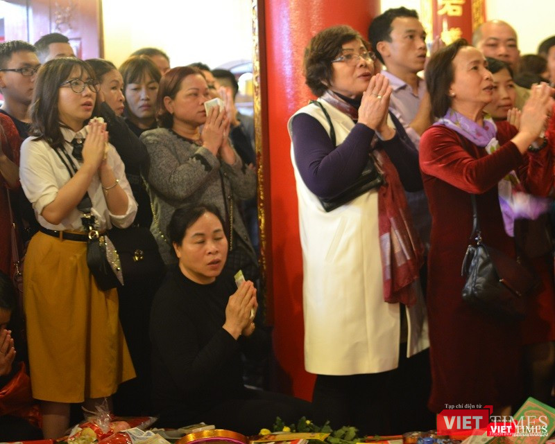 Phủ Tây Hồ chật kín người đi lễ đầu xuân ảnh 9