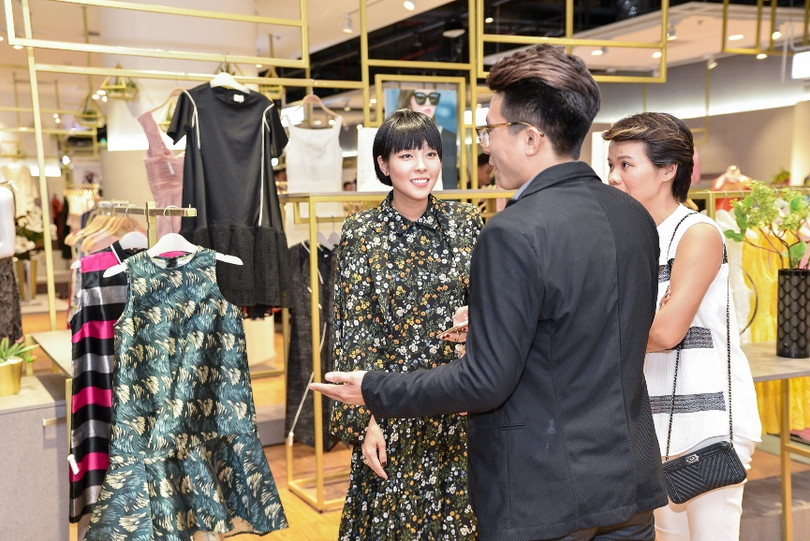 NTK Devon Nguyễn (thương hiệu SOL by Devon Nguyen) cho biết: “Devon rất bất ngờ khi thấy ở TTTM Royal City có khu thời trang quy tụ các NTK trong nước chuyên nghiệp và quy củ như vậy. Trải nghiệm không gian thời trang ấn tượng ấy, Devon quyết định phải đồng hành ngay để cùng các NTK khác tạo nên “ngôi nhà chung” cũng như để khách hàng đam mê thời trang có một địa chỉ tin cậy, chuyên nghiệp, thân thiện hơn”.