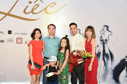 NTK Đức Hải (áo trắng) chia sẻ: “Có rất nhiều người yêu thời trang đang ở đây để chiêm ngưỡng các BST của các NTK Việt. Đó là sự ủng hộ đầu tiên của khách hàng với VFD, và chắc chắn sẽ còn nhiều sự ủng hộ tích cực nữa dành cho những thiết kế tuyệt vời đậm chất Việt thế này”.