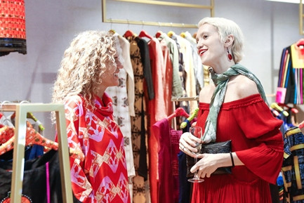 Không chỉ đặt mục tiêu phục vụ khách hàng trong nước, VFD còn kỳ vọng sẽ đưa thời trang Việt vươn tầm thế giới. Rất nhiều khách quốc tế tham gia buổi tiệc đã tỏ ra vô cùng thích thú với những thiết kế mang đậm nét văn hóa phương Đông nhưng vẫn bắt kịp xu hướng thế giới. Trong hình: NTK Laura Fontan của thương hiệu Chula đang trò chuyện cùng khách.