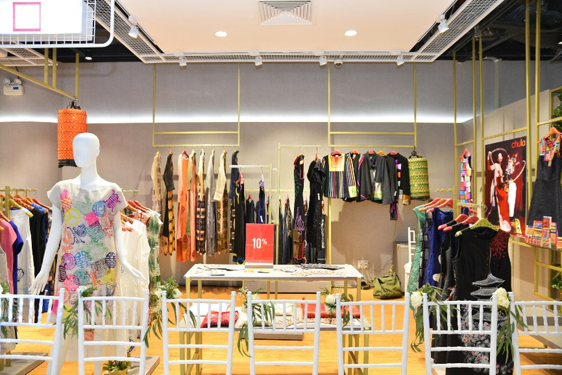 “Mặc dù không phải là nơi duy nhất quy tụ các sản phẩm của nhiều NTK Việt nhưng tôi tin rằng với quy mô lớn, được sắp xếp khoa học, lý tưởng để tạo ra không gian mua sắm chuyên nghiệp thế này, VFD chắc chắn sẽ làm cho khách hàng thích thú và hài lòng nhất khi muốn mua những sản phẩm thiết kế cho người Việt đúng nghĩa”, NTK Sandy Đoàn khẳng định. Chị cũng rất vui và hạnh phúc khi màn trình diễn BST Dream Girls của 21Six được khán giả hưởng ứng nồng nhiệt.