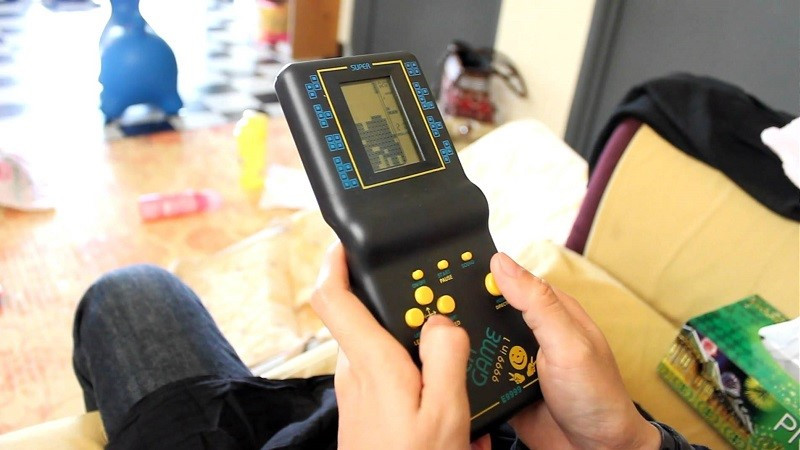 Máy xếp hình: Thiết bị chơi game nổi tiếng từ những năm 90 gồm nhiều trò chơi như xếp gạch, bắn xe tăng, đua xe, rắn săn mồi, bắn ong, vượt chướng ngại vật... Máy xếp hình mang đến thú vui giải trí giản đơn. Ngày nay, nhiều game trên mobile bắt nguồn từ các trò chơi trên hệ máy này.