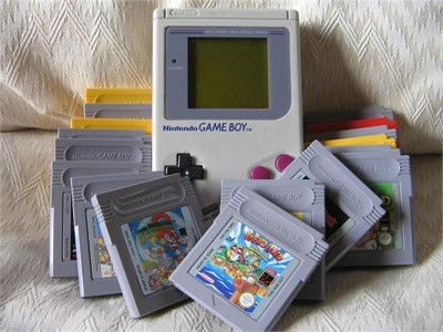 Game Boy: Thiết bị chơi game cầm tay của Nintendo nhanh chóng gặt hái thành công nhờ vào hiện tượng Tetris và Super Mario Land. Trong 2 thập niên sau đó, các phiên bản GameBoy khác lần lượt đến tay người chơi là GB Pocket, GB Color, GB Advance và GB Micro.Game Boy đã và vẫn sẽ là một ký ức không thể nào quên trong quãng đời của bất kỳ game thủ Việt nào có cơ hội được sở hữu và thưởng thức.
