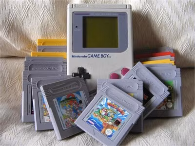 Game Boy: Thiết bị chơi game cầm tay của Nintendo nhanh chóng gặt hái thành công nhờ vào hiện tượng Tetris và Super Mario Land. Trong 2 thập niên sau đó, các phiên bản GameBoy khác lần lượt đến tay người chơi là GB Pocket, GB Color, GB Advance và GB Micro.Game Boy đã và vẫn sẽ là một ký ức không thể nào quên trong quãng đời của bất kỳ game thủ Việt nào có cơ hội được sở hữu và thưởng thức.