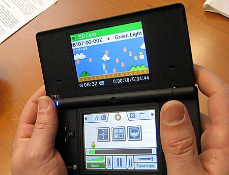 Nintendo DS: Hệ máy này đã làm điên đảo giới game thủ Việt Nam với những trò chơi đầy màu sắc nhưNew Super Mario Bros,Legend of Zelda, hay các phiên bản Pokemon. Thiết bị ghi điểm với người dùng bởi sự tương tác mới lạ cùng bút cảm ứng - khá mới mẻ so với các đối thủ cùng thời.