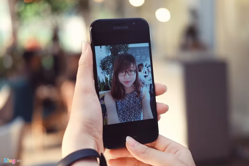 Selfie cho ảnh tốt, nhưng kích thước lớn của A7 là điều cần cân nhắc.