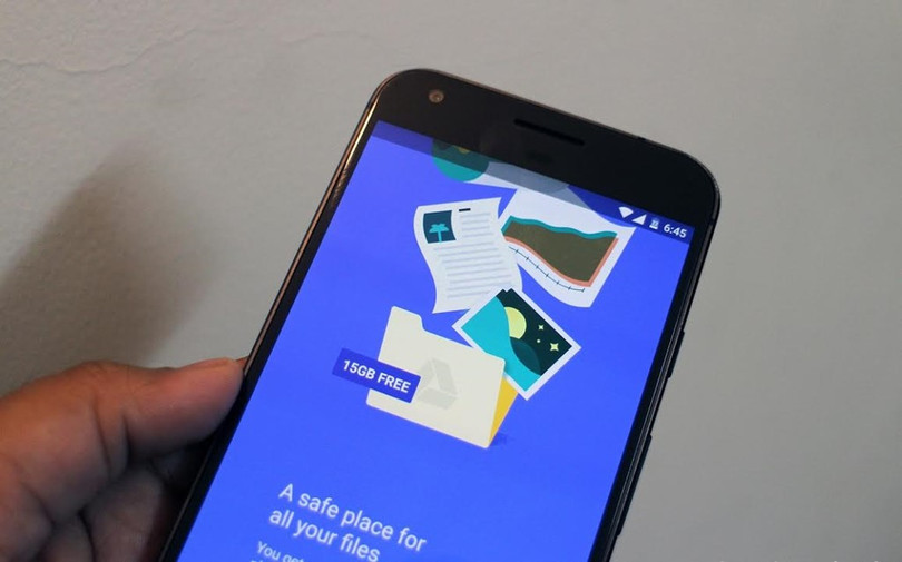 Các dịch vụ lưu trữ đám mây: Các dịch vụ đám mây nhưDropbox, Google Drive, Box, OneDrive,... giúp người dùng trao đổi, đồng bộ dữ liệu giữa các thiết bị Android và PC dễ dàng hơn. Tùy vào nhà cung cấp mà mức độ dung lượng miễn phí khác nhau, Người dùng có thể nâng cấp bộ nhớ, tốc độ truyền tải bằng cách trả thêm phí.