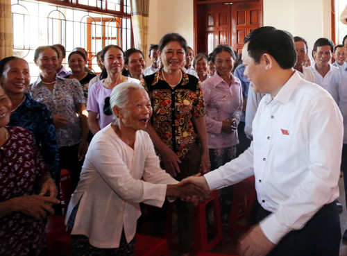 Phó Thủ tướng Vương Đình Huệ thăm hỏi cử tri tại cuộc tiếp xúc. Ảnh: VGP/Thành Chung 