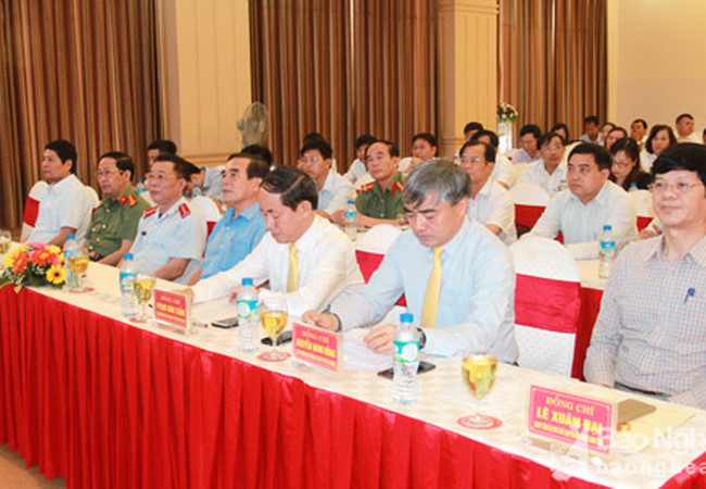 Thứ trưởng Nguyễn Minh Hồng (thứ hai, phải sang) tại buổi ký kết.