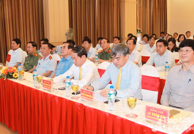 Thứ trưởng Nguyễn Minh Hồng (thứ hai, phải sang) tại buổi ký kết.