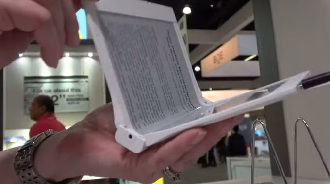 Màn hình E Ink 10.2 inch gấp gọn như cuốn sách