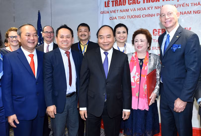 Thủ tướng Nguyễn Xuân Phúc chụp ảnh lưu niệm tại Lễ ký kết