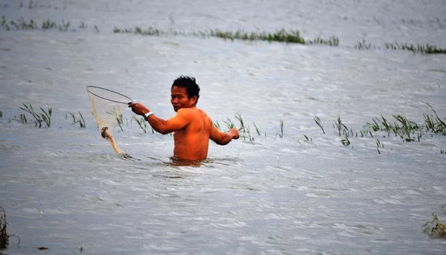 Mưa lũ chia cắt nhiều vùng tại miền Trung - Ảnh 5. Mưa lũ chia cắt nhiều vùng tại miền Trung - Ảnh 5.