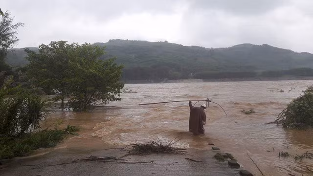 Mưa lũ chia cắt nhiều vùng tại miền Trung - Ảnh 6. Mưa lũ chia cắt nhiều vùng tại miền Trung - Ảnh 6.