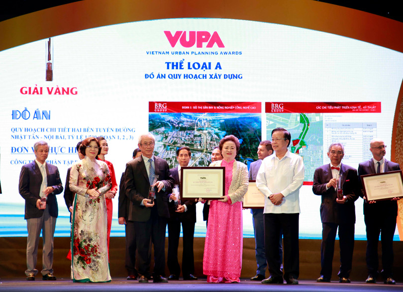 Bà Nguyễn Thị Nga và Ông Lê Hữu Báu - Lãnh đạo Tập đoàn BRG nhận giải Vàng đồ án quy hoạch xây dựng.
