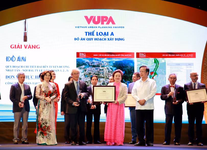 Bà Nguyễn Thị Nga và Ông Lê Hữu Báu - Lãnh đạo Tập đoàn BRG nhận giải Vàng đồ án quy hoạch xây dựng.