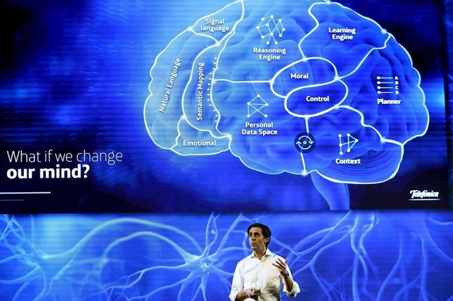 Nhiều chủ đề khá khô khan, nhưng chúng là những công nghệ nền tảng giúp thay đổi ngành công nghiệp di động trong tương lai gần. Trong ảnh là Jose Maria Alvarez Pallete, chủ tịch của Telefonica, trình bày về “Aura”, một nền tảng mới dựa trên trí tuệ nhận thức.