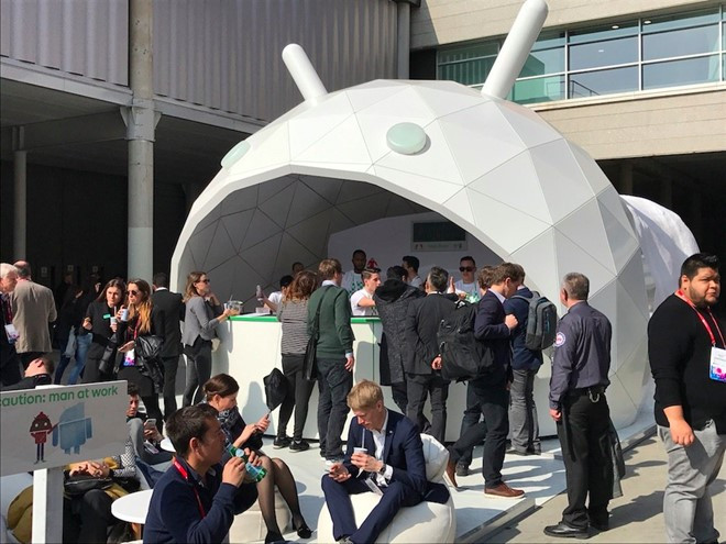 Trong khuôn khổ triển lãm, Google chỉ mang đến những gian hàng trải nghiệm công nghệ thực tế ảo (VR), nhưng thực tế, gian thú vị nhất của của Google là quầy thức uống. Các phóng viên và khách mời có thể uống miễn phí và “trả tiền” bằng cú đập tay.