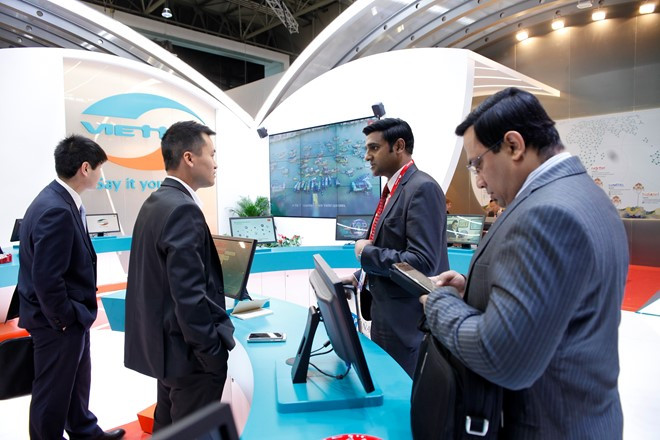 Bên trong, Viettel bố trí màn hình lớn để giới thiệu các công nghệ mang đến MWC như Ví điện tử V-Wallet, Chính phủ điện tử, giải pháp quản lý bán hàng cho chuỗi phân phối DMS, các giải pháp bảo vệ toàn diện cho người dùng trên mobile.