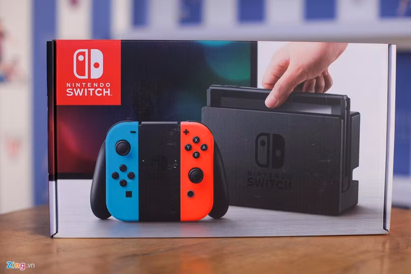 Nintendo Switch là máy chơi game được trông chờ nhất trong năm nay. Thiết bị được kỳ vọng sẽ hồi sinh nền công nghiệp game console. Switch vừa về Việt Nam theo đường xách tay, nguồn hàng chủ yếu nhập từ Nhật, Singarpore và Mỹ. 