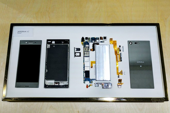 Bên trong chiếc Xperia XZ Premium. Ảnh:The Verge.