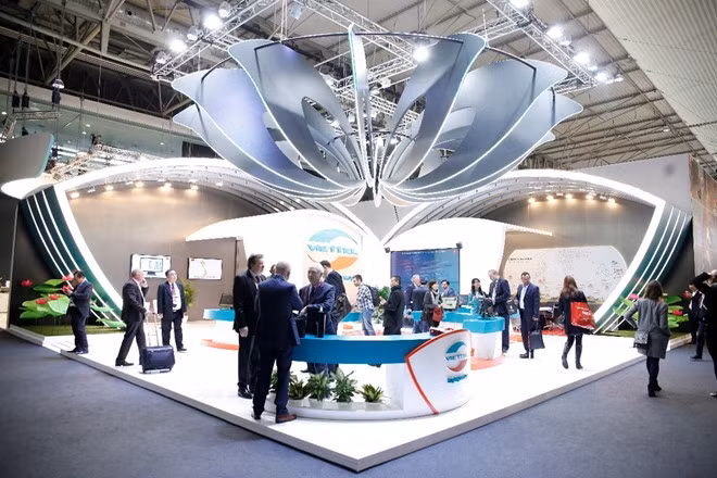 Hoành tráng hơn năm ngoái, Viettel dựng booth theo phong cách hoa sen công nghệ, thể hiện bản sắc Việt Nam và khát vọng hội nhập.