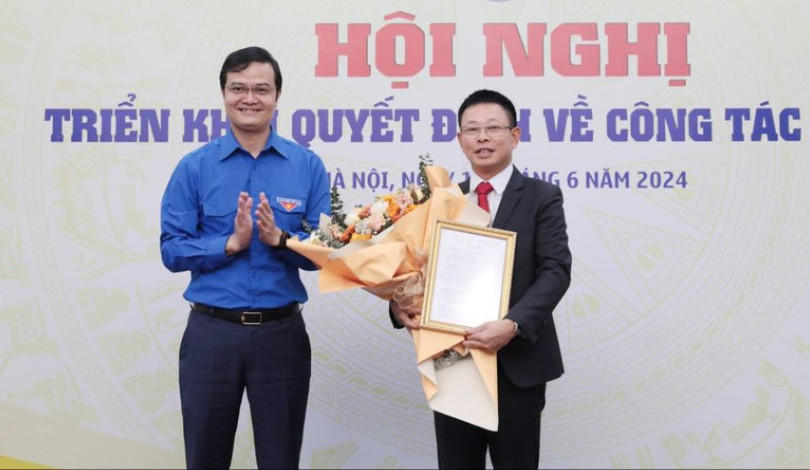 Tân Tổng Biên tập Báo Tiền Phong Phùng Công Sưởng nhận quyết định bổ nhiệm. Ảnh: Báo Tiền Phong. 