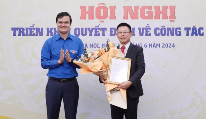 Tân Tổng Biên tập Báo Tiền Phong Phùng Công Sưởng nhận quyết định bổ nhiệm. Ảnh: Báo Tiền Phong. 