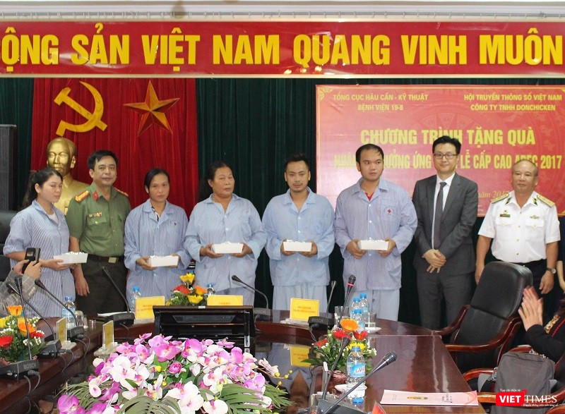 Ông Kim Dong Ji (áo đen) và Trung tướng Nguyễn Văn Tình (áo trắng) thay mặt Ban tổ chức trao quà cho các bệnh nhân. Ảnh: Thuần Phong