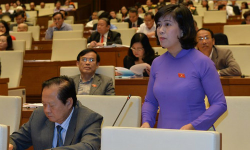 Đại biểu Nguyễn Thị Lệ Thuỷ (Bến Tre) đề nghị người gửi tiền được trả vượt hạn mức quy định của bảo hiểm tiền gửi hiện tại trường hợp ngân hàng phá sản. 