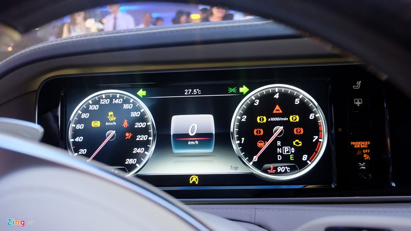 Cụm đồng hồhiển thị được làm lớn, giao diện trực quan.