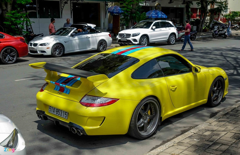 Phía bên kia đường là chiếc BMW M3 mui trần cùng mẫu Mercedes GLC - crossover hạng sang bán chạy nhất tại Việt Nam.