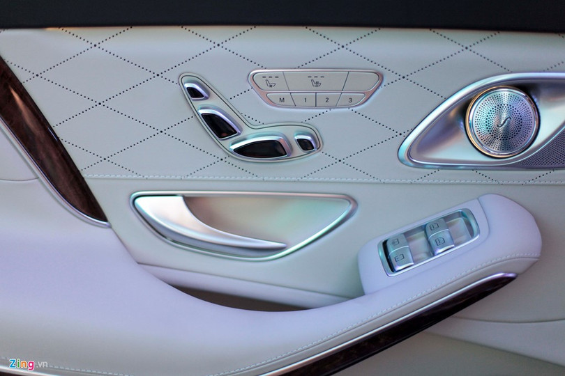 Hành khách có thể đổi màu đèn viền nội thất với 7 màu khác nhau, tùy theo tâm trạng. Dàn loa với những nét cách điệu thời trang.