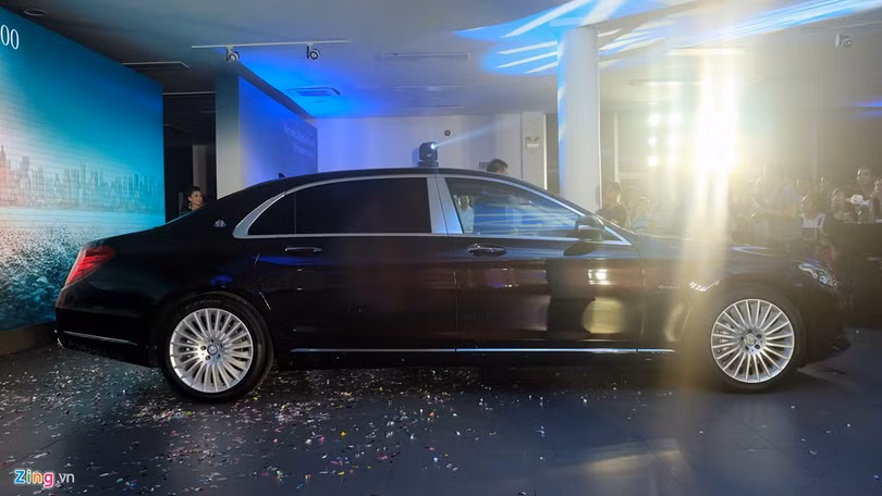 Về thiết kế, Mercedes-Maybach S400 không khác nhiều so với đàn anh Maybach S600. Xe có chiều dài tổng thể 5.453 mm, chiều dài cơ sở 3.365 mm,. Về thiết kế, Mercedes-Maybach S400 không khác nhiều so với đàn anh Maybach S600. Xe có chiều dài tổng thể 5.453 mm, chiều dài cơ sở 3.365 mm,.