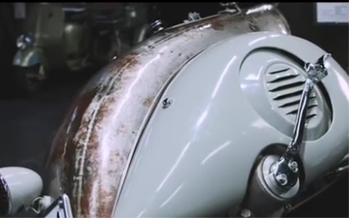 Chiếc Vespa này nằm trong lô xe đầu tiên mà Piaggio sản xuất bằng phương pháp thủ công với số lượng giới hạn .Dù vẫn còn hoạt động trơn tru nhưng một số chi tiết như vè chắn bùn phía trước, tay lái, yên xe… trên chiếc Vespa mang số khung 1003 này đã được phục chế lạ i.