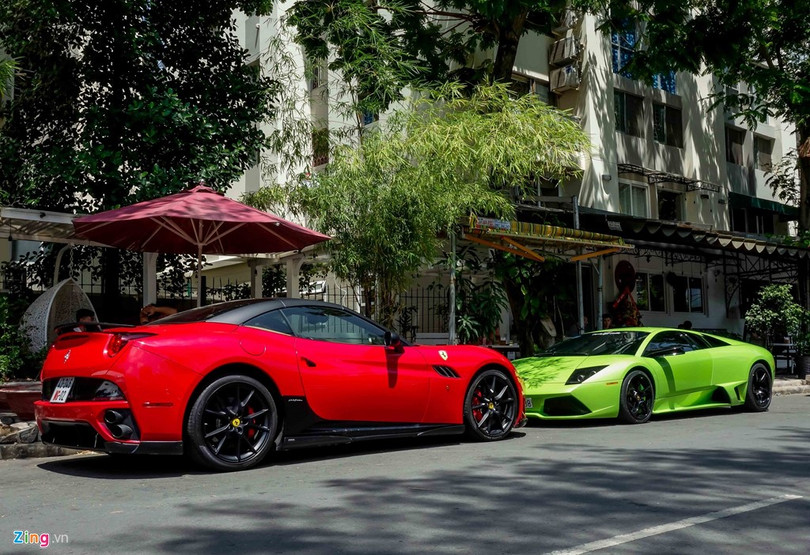 Hàng loạt siêu xe cùng xuất hiện tại góc phố này thu hút sự chú ý của nhiều người, trong đó đáng chú ý nhất là chiếcLamborghini Murcielago LP640 màu xanh cốm độc nhất Việt Nam và Ferrari California từng thuộc sở hữu của thiếu gia Đỗ Bình Dương.