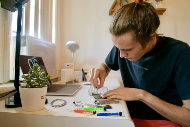 Joseph Kokenge bỏ ngang việc làm thêm trong dịp hè để sửa iPhone. Ảnh:BGR