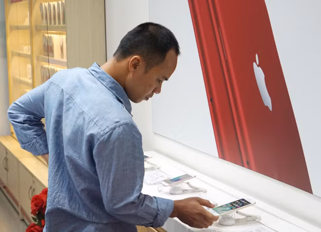 Smartphone tu nhieu thuong hieu lon bien mat khoi ke hang hinh anh 2