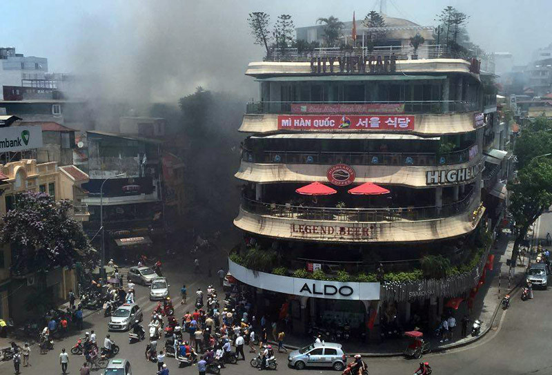 Video cháy lớn tại phố Cầu Gỗ, khói bao trùm Hàm Cá Mập