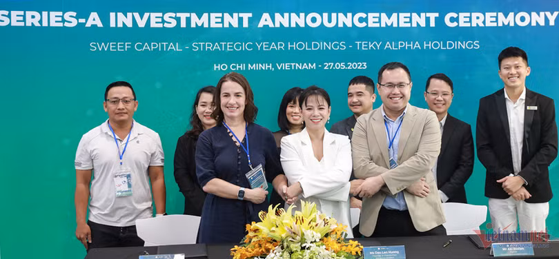 Chủ tịch Học viện TEKY Đào Lan Hương và đại diện Sweef Capital, Strategy Year Holding vừa ký kết thỏa thuận đầu tư.
