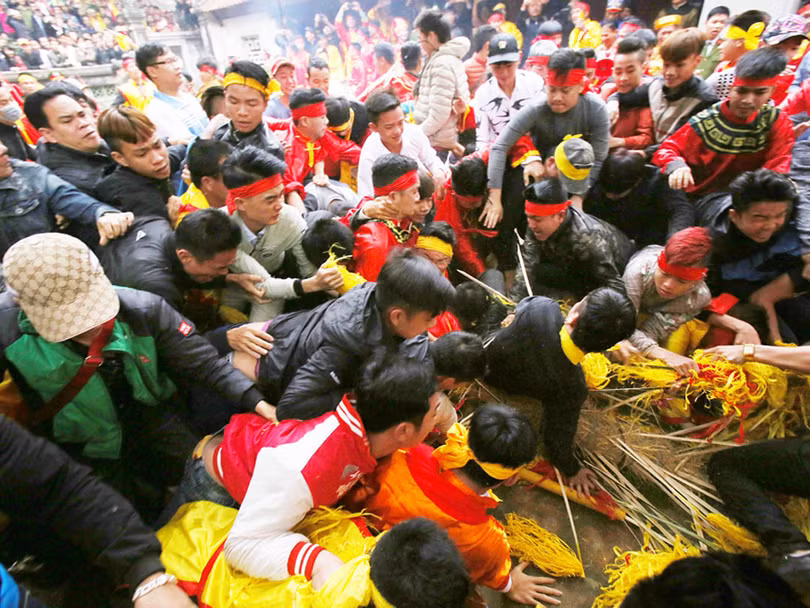 Cướp lộc tại hội đền Gióng (H.Sóc Sơn, Hà Nội)