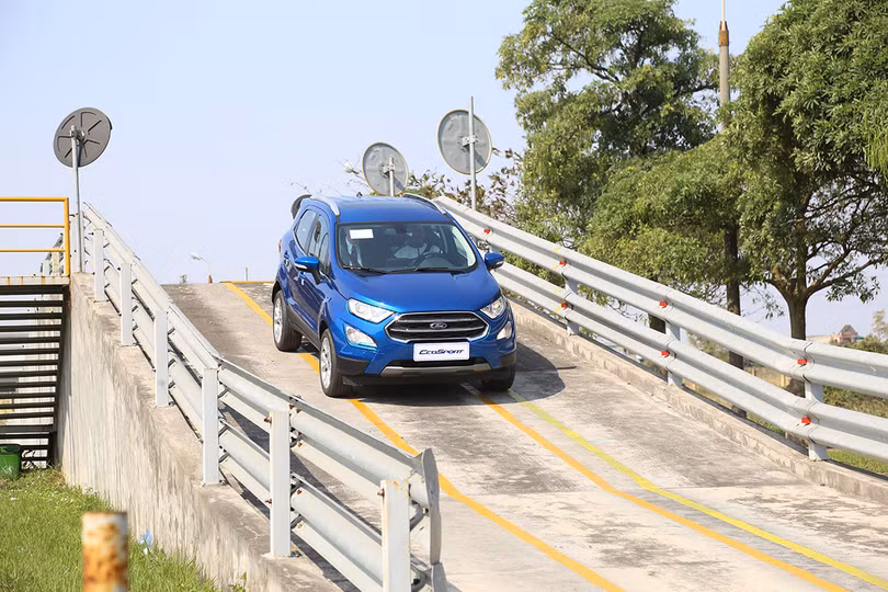 Công nghệ an toàn trên bản cao cấp có chống bó cứng phanh ABS, phân phối lực phanh điện tử EBD, cân bằng điện tử ESP, hệ thống kiểm soát lực kéo TCS, hỗ trợ khởi hành ngang dốc HAC, cảm biến lùi và thêm camera lùi hỗ trợ khi đỗ xe, 6 túi khí.