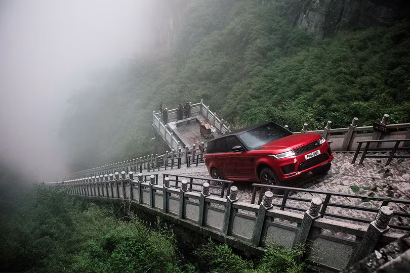 Range Rover Sport P400e sử dụng động cơ xăng Ingenium kết hợp với mô-tơ điện để hoàn thành thử thách của cung đường gian nan