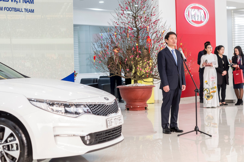 Ông Trần Bá Dương - Chủ tịch Thaco rất vui khi đem tới món quà vô cùng ý nghĩa dành tặng HLV trưởng U23 Việt Nam