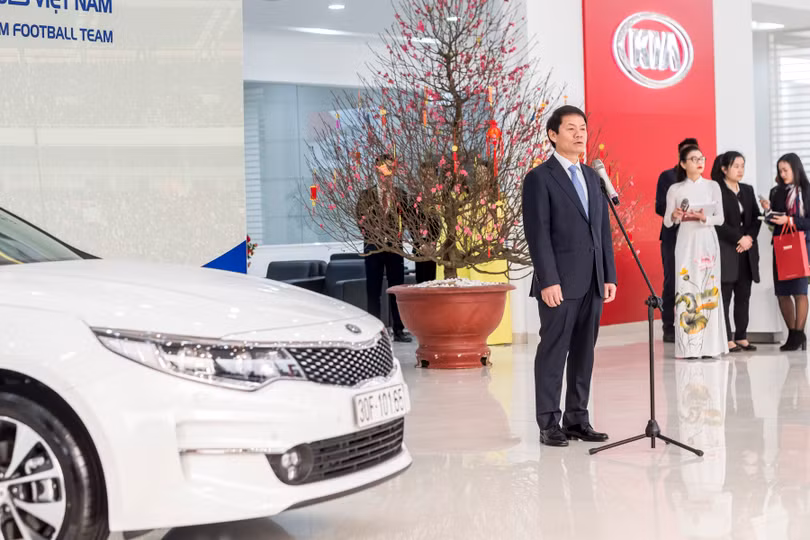 Ông Trần Bá Dương - Chủ tịch Thaco rất vui khi đem tới món quà vô cùng ý nghĩa dành tặng HLV trưởng U23 Việt Nam