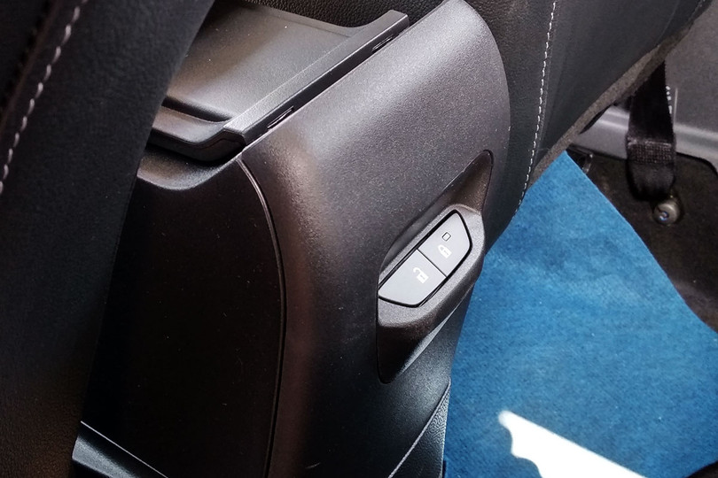 Người ngồi sau giờ đây có thể chủ động việc đóng mở khóa cửa nhờ nút bấm được tích hợp ở hốc để đồ trung tâm