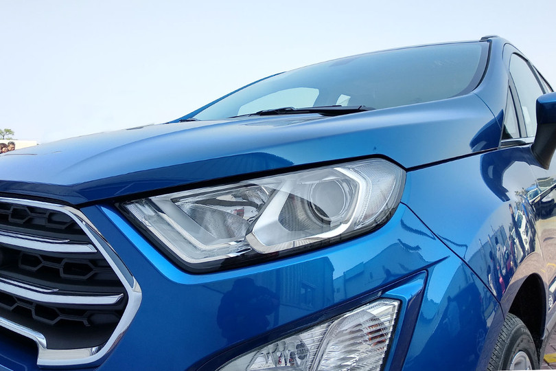 Cụm đèn pha đã được bổ sung đèn pha dạng projector với dải LED chiếu sáng ngày ấn tượng hơn, cụm đèn sương mù cũng được làm mới để phù hợp với bộ mặt mới